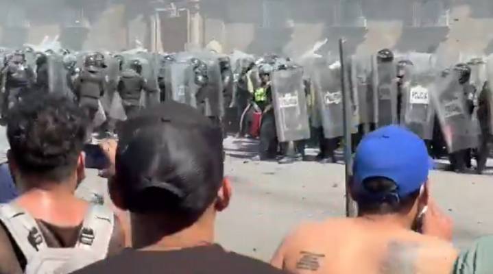 Manifestantes intentan entrar al Palacio Nacional de México y policías responden (+Videos)