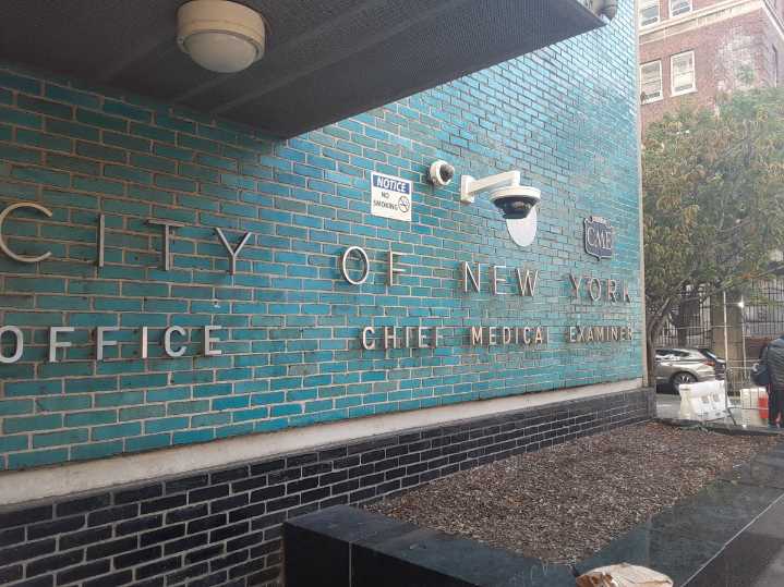 Dramático hallazgo: cuerpos de anciana e hijo descompuestos en apartamento en Nueva York