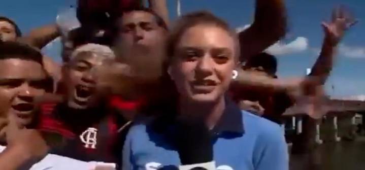 Periodista brasileña es agredida por hinchas de fútbol mientras reportaba en vivo