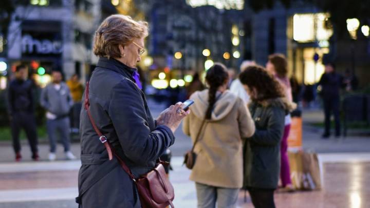 Mennonite Woman Takes Three Hours to Type One Text Message