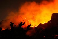 Un incendio devastador destruye una barriada y deja a miles sin hogar en la capital de Bangladesh