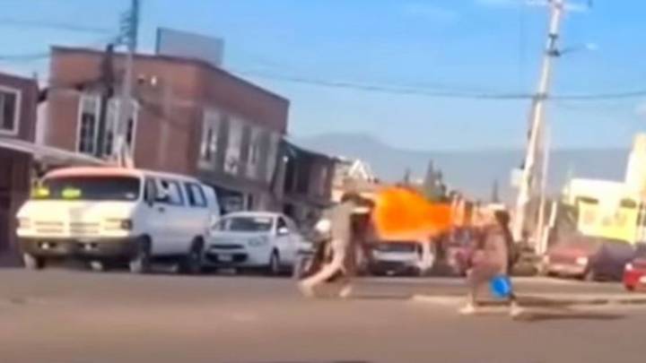 Un crucero, llamas y un video, las claves de la pelea viral entre un tragafuegos y un limpiaparabrisas