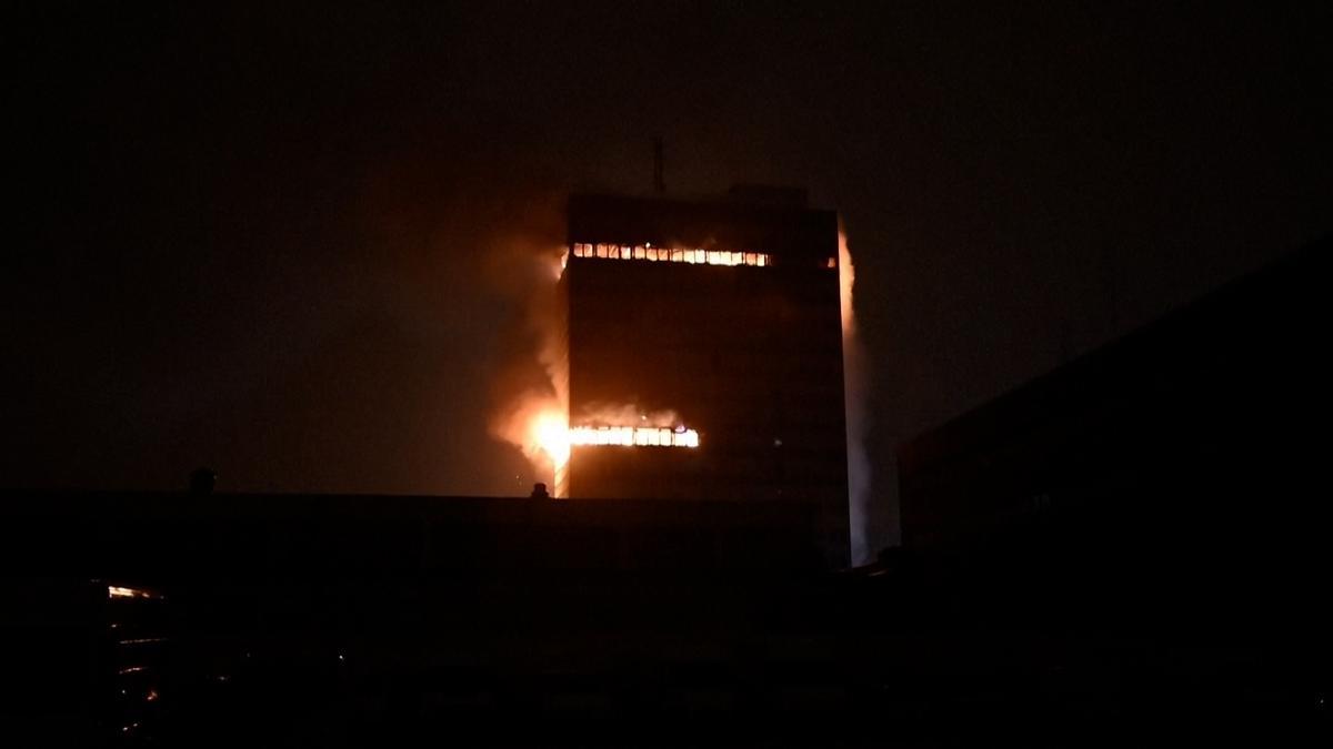 Un gran incendio devora un emblemático rascacielos de Zagreb utilizado por el gobierno croata para guardar sus archivos