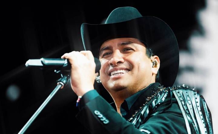 Julión Álvarez regaña a fans por aventar celulares en pleno concierto: “Qué necesidad”