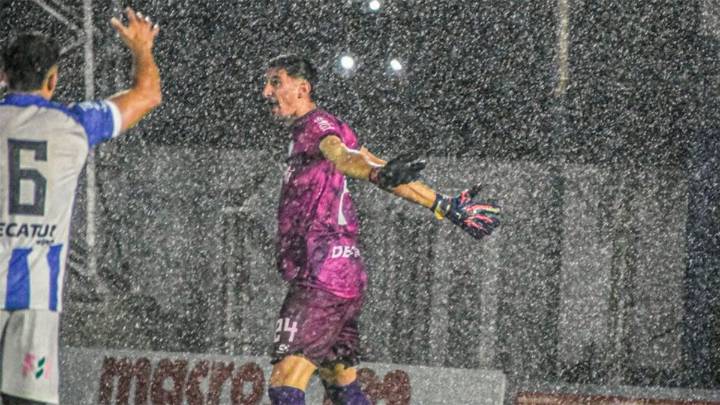 VIDEO: un arquero argentino hizo historia en Uruguay al marcar un gol de arco a arco