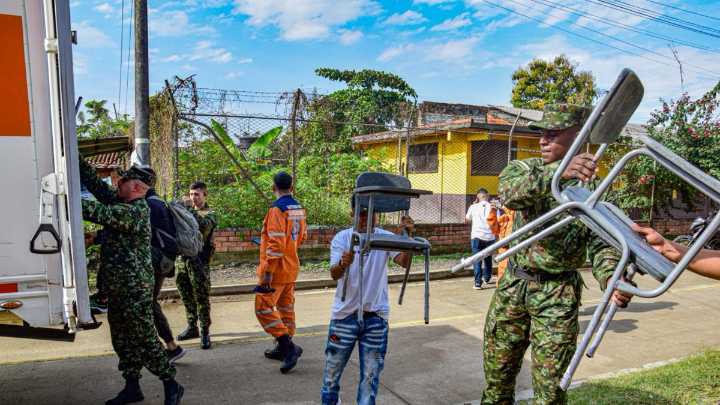 La alianza que permitió que toneladas de plástico se transformaran en pupitres para mejorar las condiciones de 400 estudiantes de colegios en el Valle