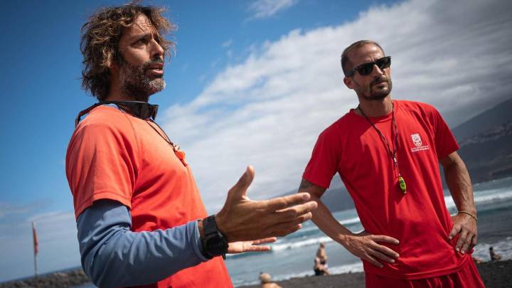 Playa Martiánez, donde los parapentes rozan a los bañistas