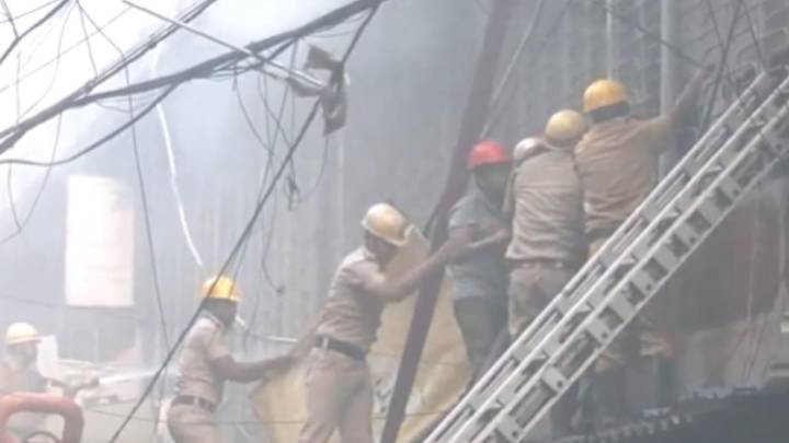 Massive fire in central Kolkata building; 20 fire engines rushed to spot, no casualties reported