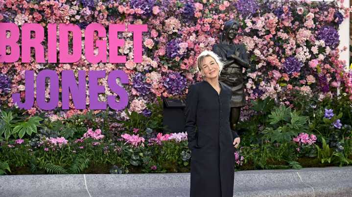 Renée Zellweger visits new Bridget Jones statue as fans fill Leicester Square