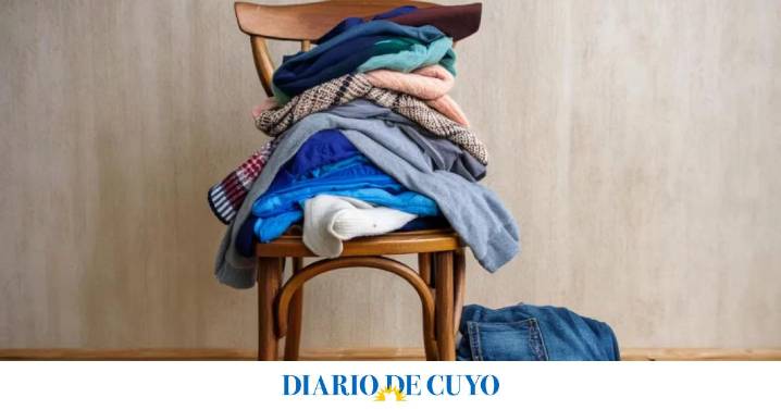 Tu silla con ropa puede decir más de vos de lo que pensás, según los expertos