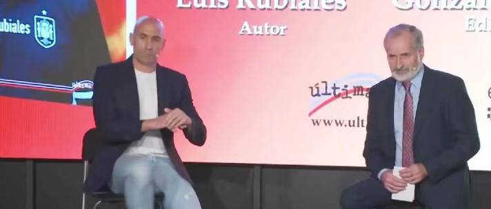 Luis Rubiales es atacado con huevos por su tío durante la presentación de su libro en Madrid