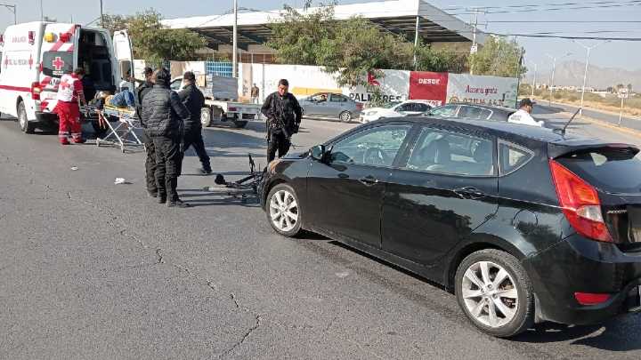 Ciclista termina gravemente lesionado tras ser arrollado por un auto al intentar cruzar periférico de Lerdo