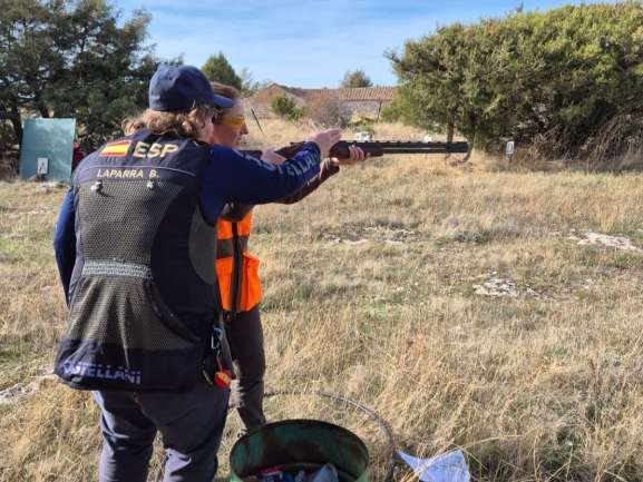 Casi 30 mujeres se forman en caza deportiva en Castillejo de Robledo
