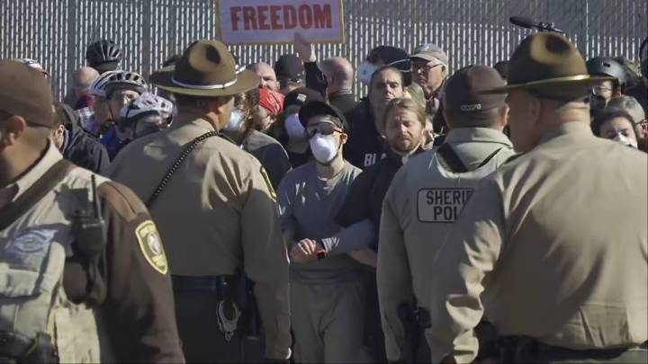 LIVE: Chaos outside Broadview ICE facility as protesters clash with state police, federal agents