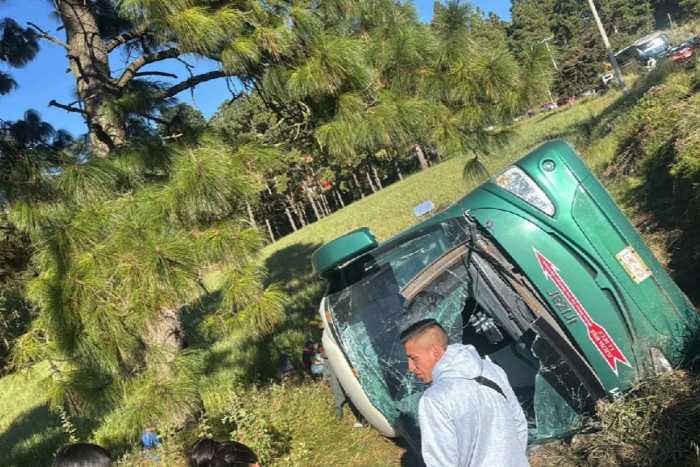 Seis lesionados tras volcadura de autobús Flecha Roja en Ocuilan