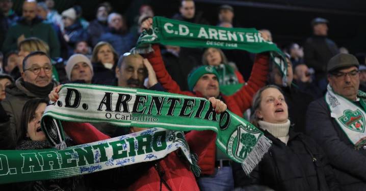 Galería | El frío domina el derbi ourensano entre Arenteiro y Ourense CF en Espiñedo