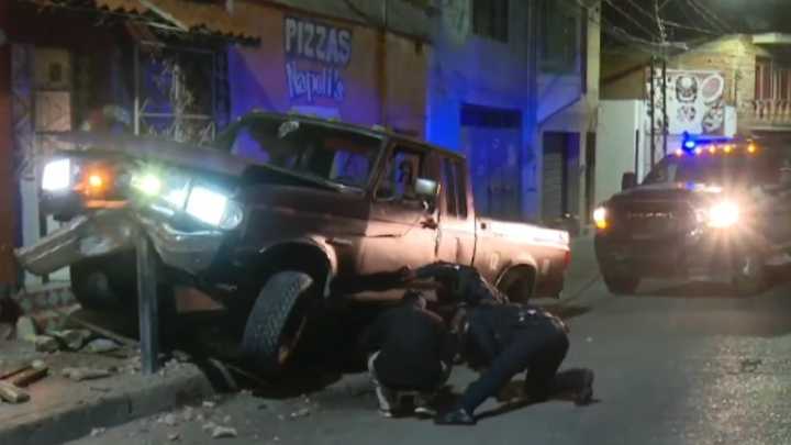 Conductor Pierde el Control y Choca Contra Postes de Contención y una Casa en León