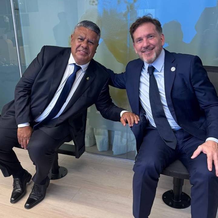 Del "espaldazo" al espaldarazo. En medio de las turbulencias que vive en la Argentina, Tapia consiguió un apoyo clave en la Conmebol