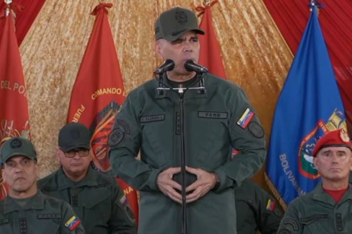 Padrino López dice que "ningún despliegue aeronaval" le quitará la independencia al país