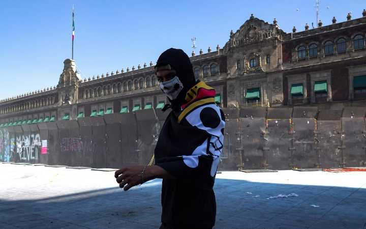 Imágenes | Marcha de la 'Generación Z' termina con disturbios y enfrentamientos en el Zócalo de la CDMX