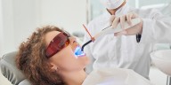 Los riesgos del blanqueamiento dental: qué métodos son seguros y cuáles evitar, según un dentista