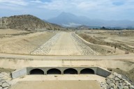 Ernesto Álvarez inspecciona avance de obra en quebrada San Ildefonso en Trujillo