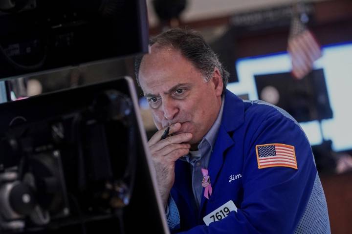 Wall Street loses ground under the weight of falling technology stocks