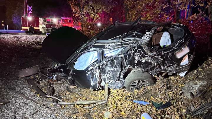 Tren de cercanías de la MBTA choca un carro Acton, MA