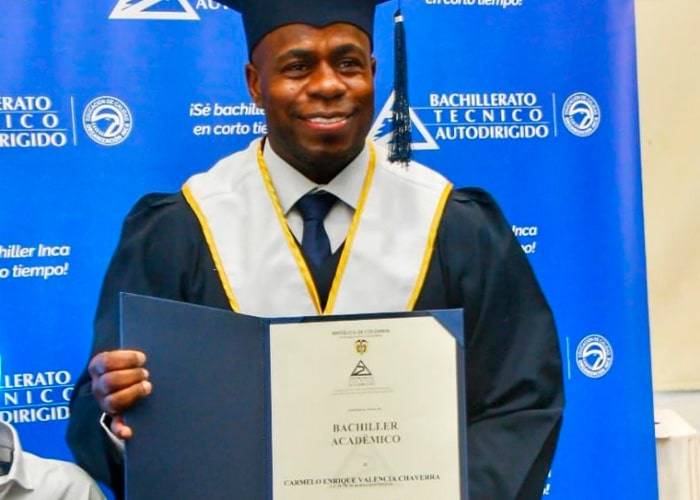 El nuevo campeonato de Carmelo Valencia, se graduó de Bachiller