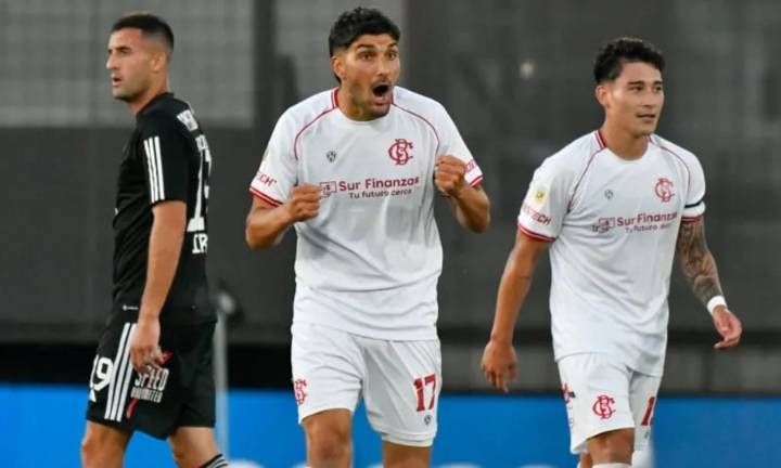 Barracas Central resistió con uno menos y eliminó a Riestra en el alargue