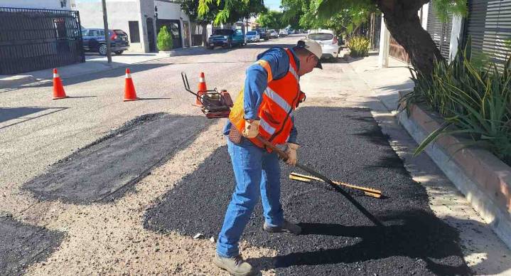 Reparan vialidades cuadrillas de bacheo en 12 colonias de Hermosillo