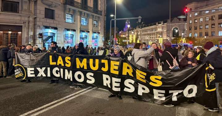 Críticas al Gobierno en presencia de ministras en las protestas del 25-N: «Puedes tener a un putero al lado»
