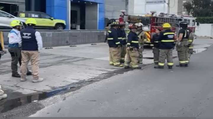 Se Incendia Agencia Automotriz en Lomas de Casa Blanca en Querétaro