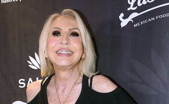Laura Bozzo enloquece y muestra sus senos durante su ingreso a “La Casa de Alofoke”