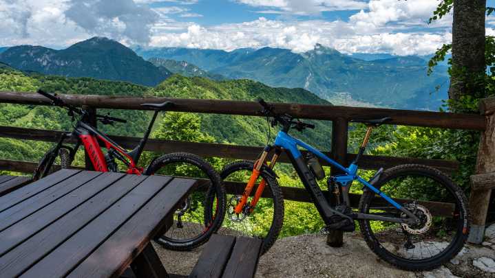 Ciclista sobrevive tres días en un barranco gracias al vino