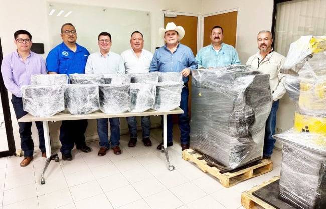 Donan equipo de cómputo y un robot a Villa Unión