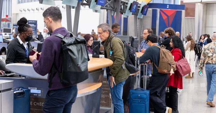 Prolonged shutdown could force 20% flight cuts, U.S. officials warn