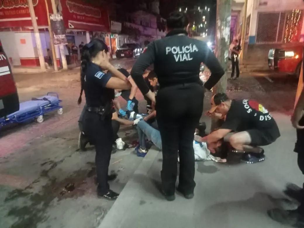 Joven resulta gravemente herido tras chocar contra un vehículo deportivo en El Pitillal