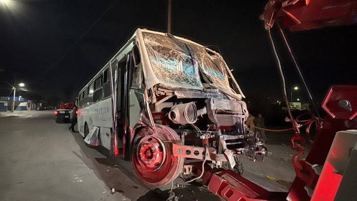 Chofer ebrio estrella autobús contra un domicilio de Ramos y huye; deja múltiples destrozos