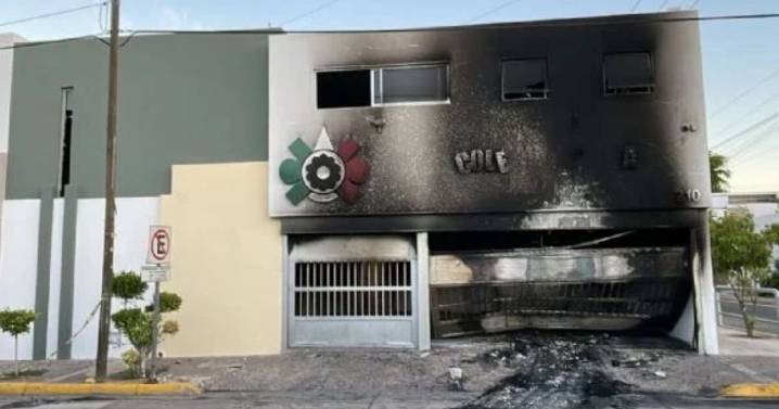 Colegio Azteca sufre nuevo atentado: impactan automóvil y provocan incendio en la entrada de las instalaciones; es el segundo ataque (VIDEO)
