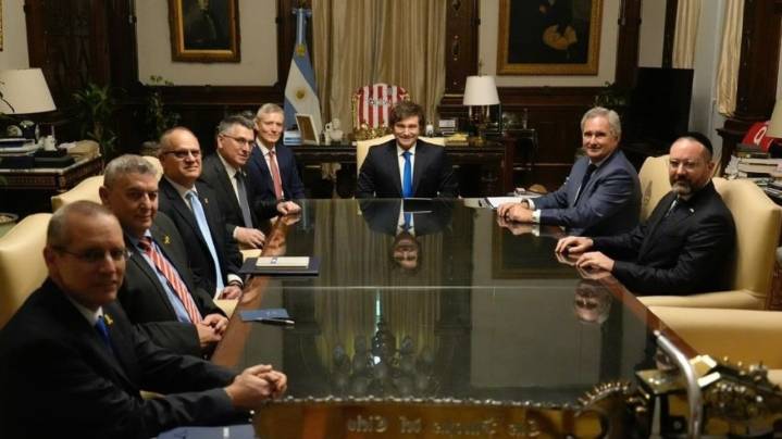 Javier Milei puso la camiseta de Estudiantes sobre el sillón de Rivadavia: nuevo golpe al "Chiqui" Tapia