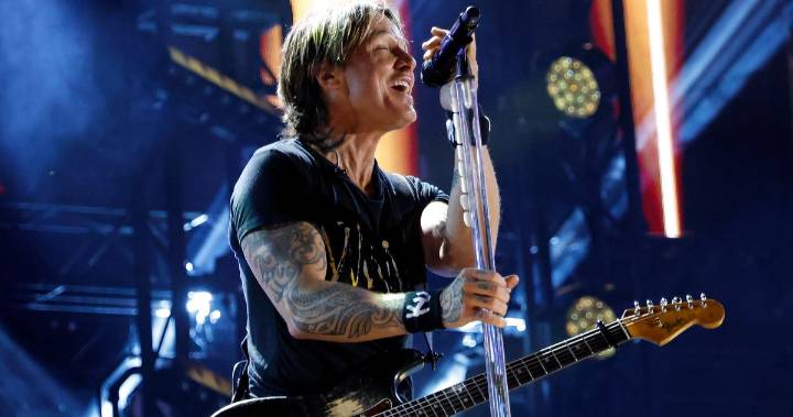 Keith Urban Sang ‘Pink Pony Club’ at Mar
