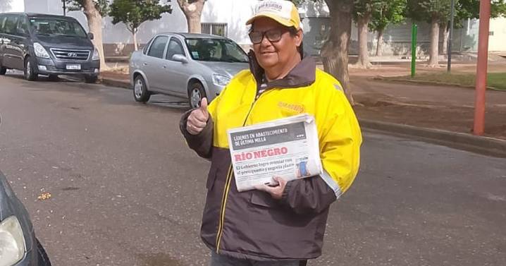 Evangelina es canillita y sostén de familia en Cipolletti: «El diario es un motor que te hace salir adelante»