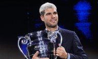 Carlos Alcaraz celebra levantar el trofeo como número 1 del año