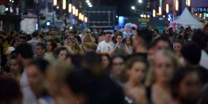 “La noche de las librerías” celebra la literatura con una multitud en las calles de Buenos Aires