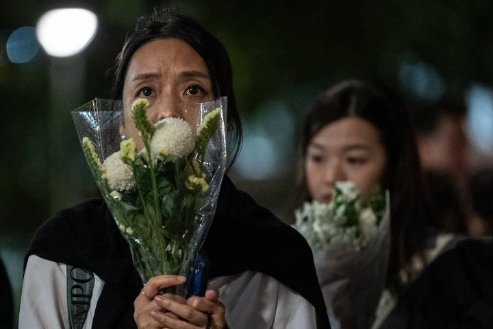 "Advertimos severamente". Despiden a las víctimas del incendio en Hong Kong y Pekín advierte contra protestas “antichina”