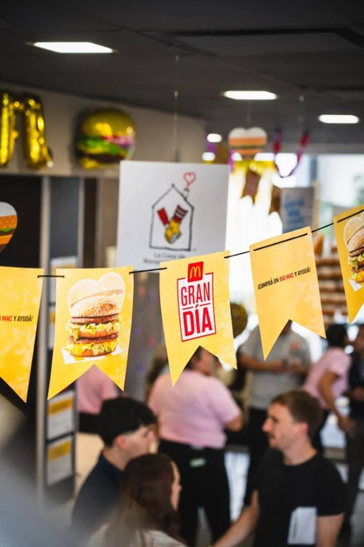 Comer una hamburguesa para ayudar a otros a estudiar