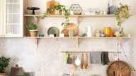 15 Ways To Store Plates On A Shelf