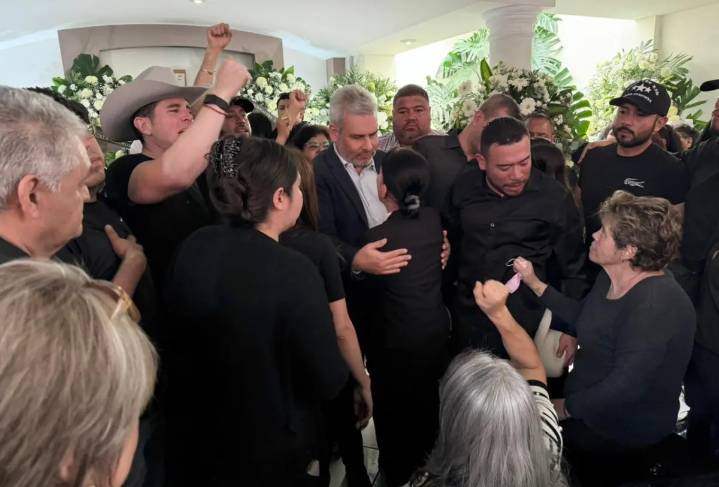 ¡Asesino!”: Abuchean al gobernador de Michoacán del funeral de Carlos Manzo (VIDEO)