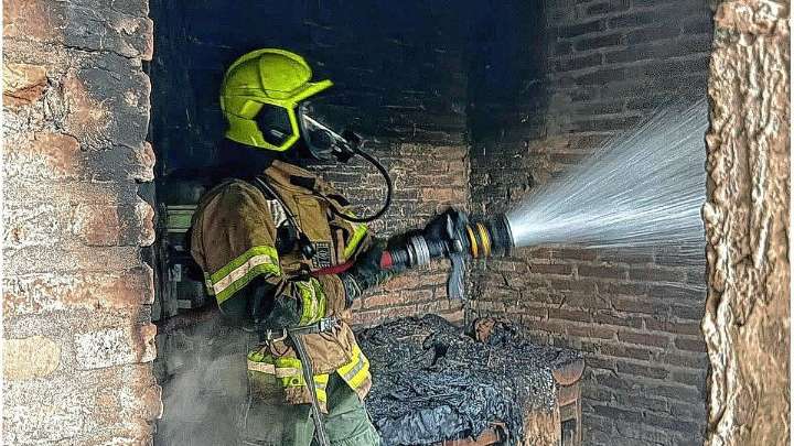 Incendio en una vivienda del Barrio Pirola: una persona resultó con quemaduras